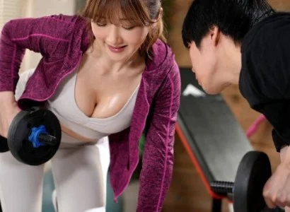 Cặp đôi chàng trai số hưởng và nữ PT gợi cảm quấn lấy nhau