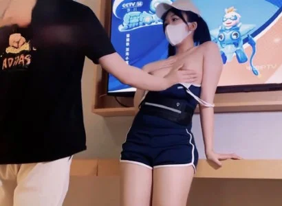 Người bán TV xinh đẹp gặp vị khách may mắn