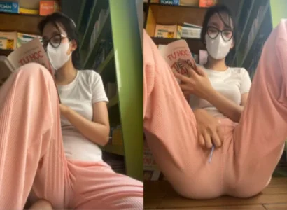 Cô gái vừa xem sách vừa nhét đồ chơi vào lồn