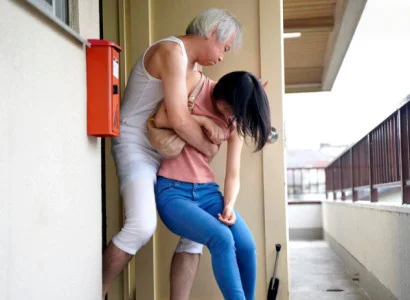 Cô dâu mới cưới bị bố chồng già quấy rối