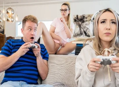 cô nàng bị bạn thân tranh giành người yêu vì quá mê game