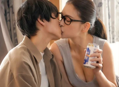 Anh chàng đau khổ vì bị cắm sừng được chị hàng xóm an ủi nồng nhiệt