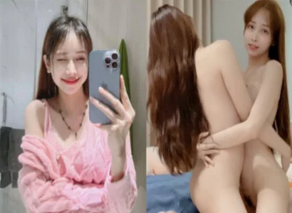 Lâm Thái Vy và cô bạn thân móc bím với nhau trong buổi livestream