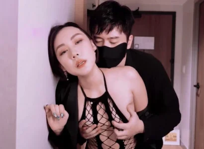 Vợ bán thân cho sếp của mình để trả nợ cho chồng