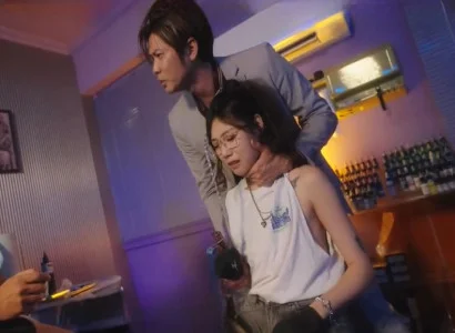 Cô gái chủ tiệm bị nện bởi đám đông